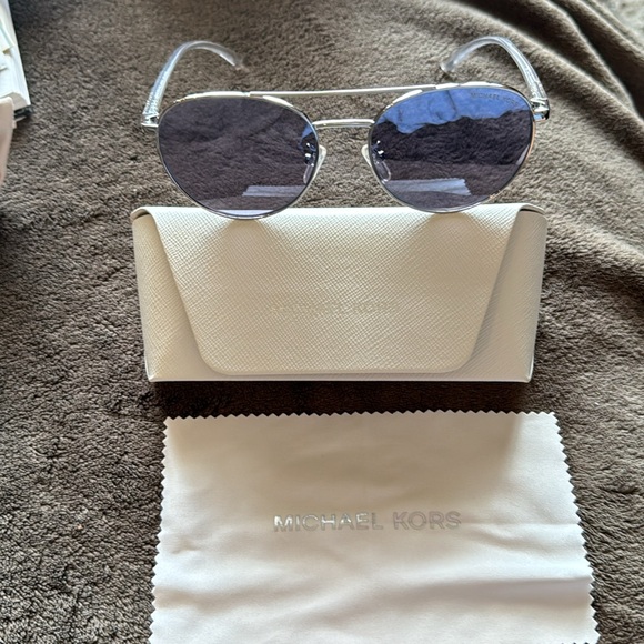 Michael Kors sunglasses, cloth & case. - Picture 4 of 7